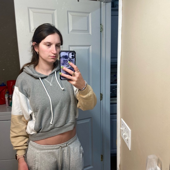 Abercrombie & Fitch crop color block neutral sweatshirt - Picture 3 of 5